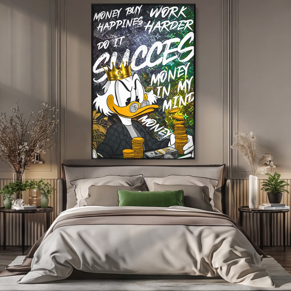Tablou canvas cu tablou canvas cu rata stilizata si bani, in rama de aluminiu negru, pe perete intr-un dormitor